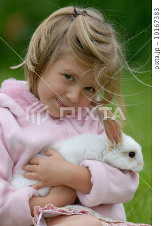 Small girl and the white rabbit. 19167383
