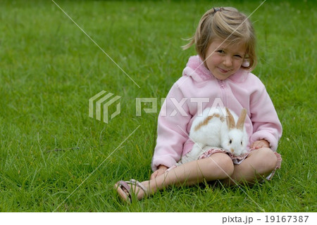 Small girl and the white rabbit. 19167387