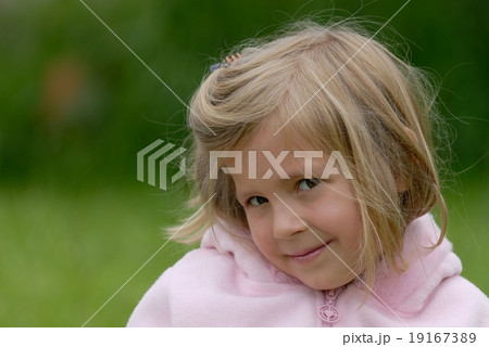 Cute little girl. 19167389