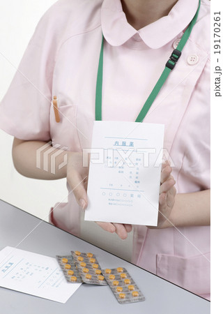 薬袋を持つ女性 19170261