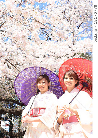 満開の桜と着物女性たち 19170779