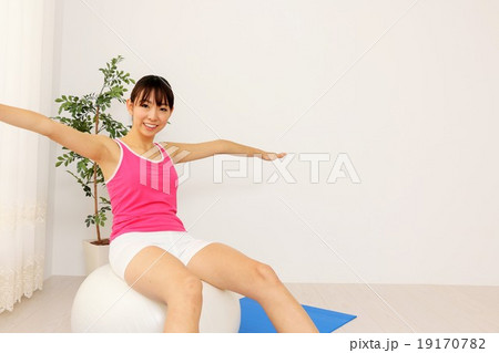 バランスボールに乗る若い女性 19170782
