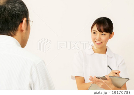 優しい笑顔の看護師さん 19170783