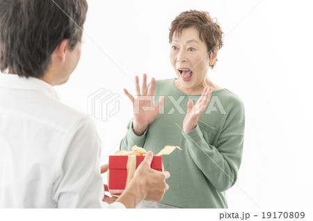 プレゼントを貰うシニア女性 19170809