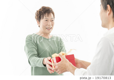 プレゼントを貰うシニア女性 プレゼントを貰うシニア女性 19170813