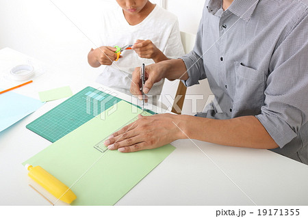 夏休みの工作 貯金箱作り 3.父手伝う 夏休みの工作 貯金箱作り 3.父手伝う 19171355