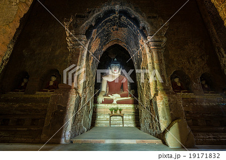 Big buddha statue and Mini Monk in meditation insi 19171832