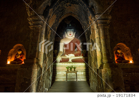 Big buddha statue and Mini Monk in meditation insi Big buddha statue and Mini Monk in meditation insi 19171834