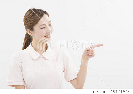白衣を着た若い女性 白衣を着た若い女性 19171978