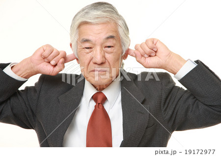騒音に悩むシニアのビジネスマン 19172977