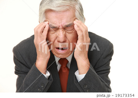 頭が痛むシニアのビジネスマン 19173354