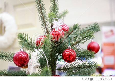 Blurred of Christmas tree with decoration 19173991
