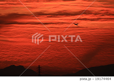 夕景の中の自衛隊機 19174464