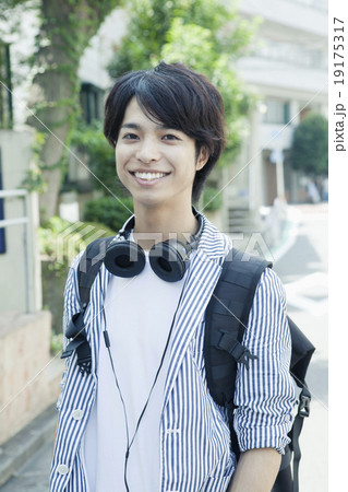 さわやかに微笑む20代男性 さわやかに微笑む20代男性 19175317