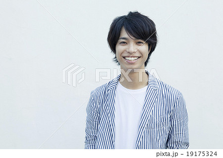 さわやかに微笑む20代男性 さわやかに微笑む20代男性 19175324