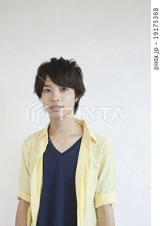 カメラ目線の20代男性 カメラ目線の20代男性 19175368