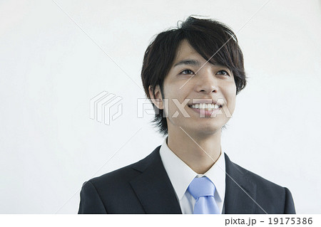 スーツ姿の20代男性 スーツ姿の20代男性 19175386