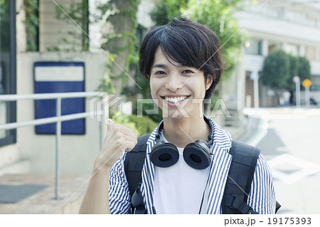 さわやかに微笑む２０代男性 19175393