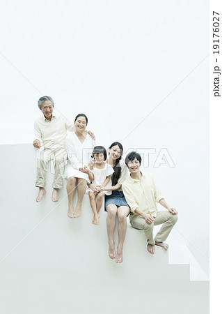 階段に座る家族5人 19176027