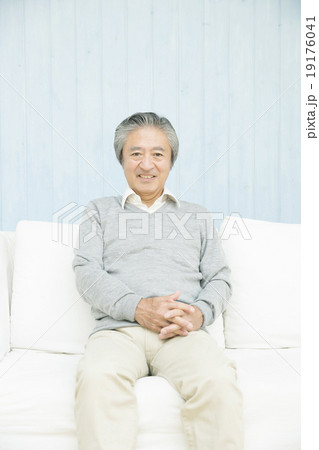 ソファーでくつろぐ60代男性 19176041