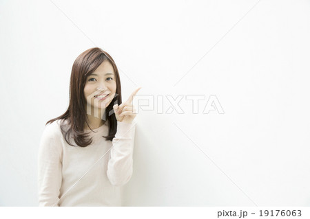 20代女性ポートレート 19176063