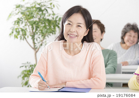 勉強する50代の女性 勉強する50代の女性 19176084