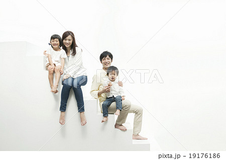 階段に座る家族4人 19176186