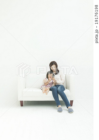 ソファーに座る母と子の写真素材 [19176198] - PIXTA