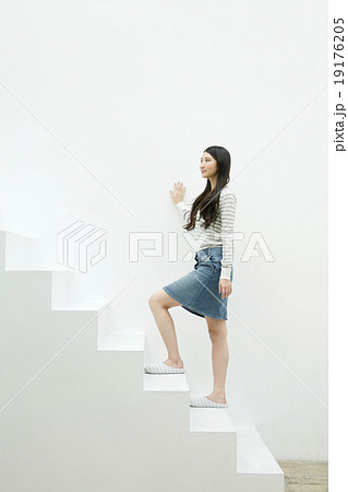 階段を登る代女性の写真素材
