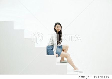 階段に座る代女性の写真素材