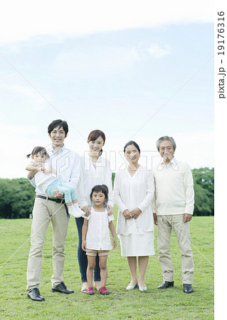 家族6人屋外ポートレート 19176316
