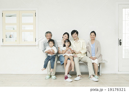 家族6人の団欒 19176321