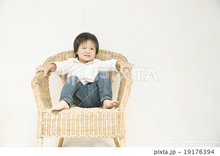 イスに座る子供の写真素材