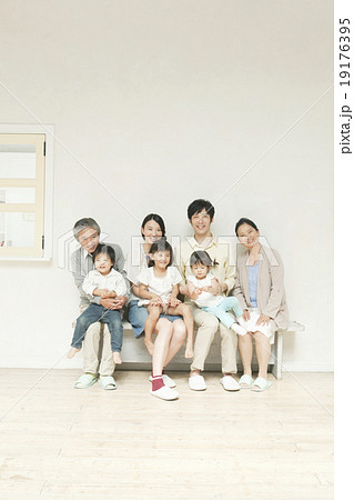 家族7人の団欒の写真素材