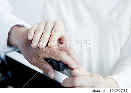 車椅子と６０代夫婦 19176751