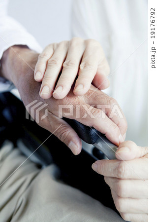 車椅子と６０代夫婦 19176792