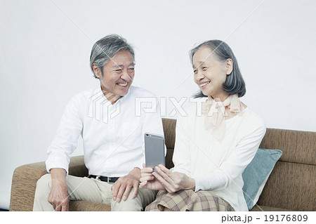 スマホを使う６０代夫婦 19176809