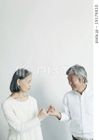 指切りをする６０代夫婦 19176810