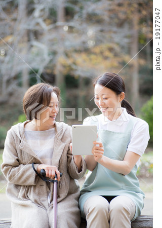介護 女性 シニア タブレット 介護 女性 シニア タブレット 19177047