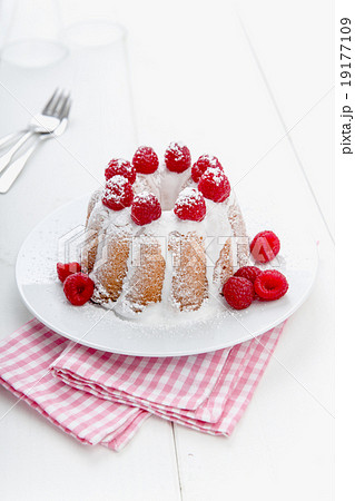 Fresh bundt cake with fruits Fresh bundt cake with fruits 19177109