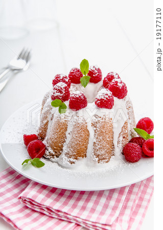 Fresh bundt cake with fruits Fresh bundt cake with fruits 19177110
