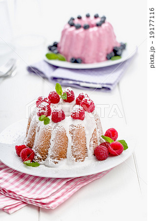 Fresh bundt cake with fruits Fresh bundt cake with fruits 19177116