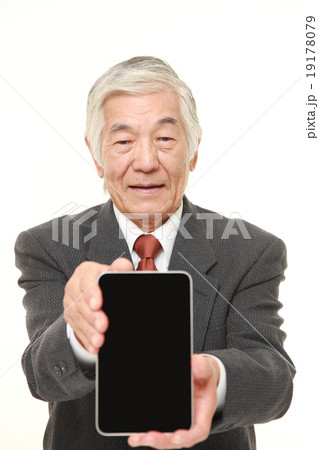 タブレットを見せるシニアのビジネスマン 19178079