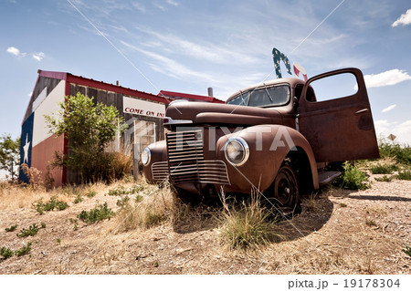Abandoned restaraunt on route 66 road in USA 19178304