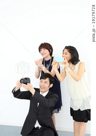 結婚パーティーでカメラを向けるゲストたち 19179728