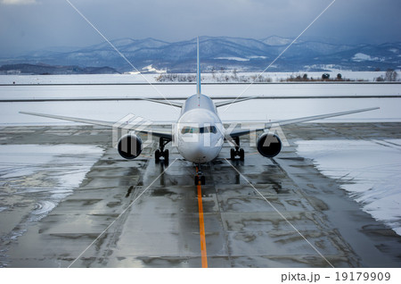 旭川空港に到着した旅客機 19179909