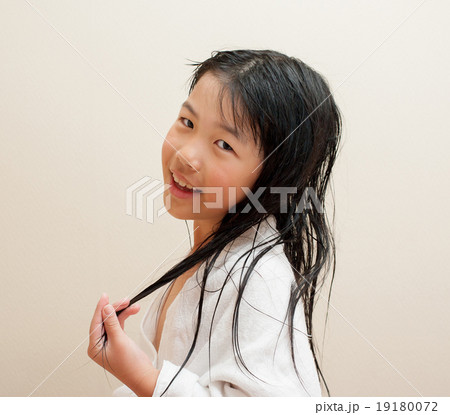 風呂上りの女の子の子供の写真素材