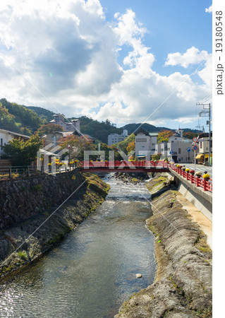 秋の修善寺　桂川と渡月橋 19180548