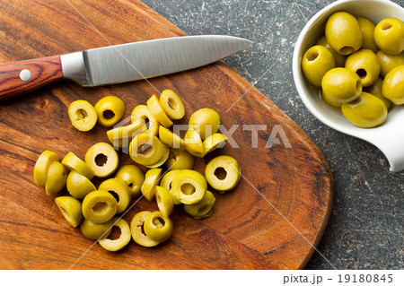 sliced green olives 19180845