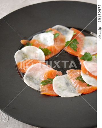 サーモンとかぶのカルパッチョ（縦位置） 19180975